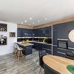 2 Bedroom Lovely In Okrug Gornji Apartment