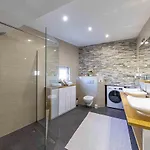 2 Bedroom Lovely In Okrug Gornji Apartment