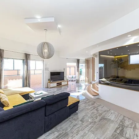 Apartmán Cozy In Okrug Gornji With Wifi Trogir