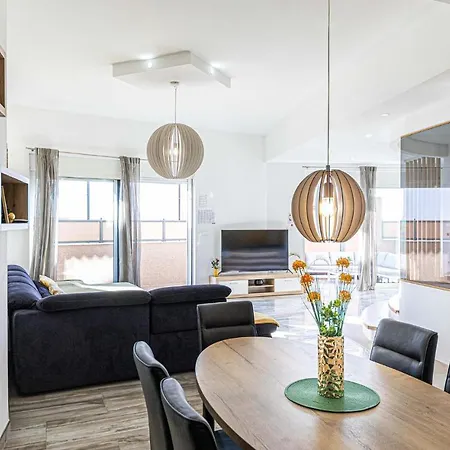 2 Bedroom Lovely In Okrug Gornji דירה