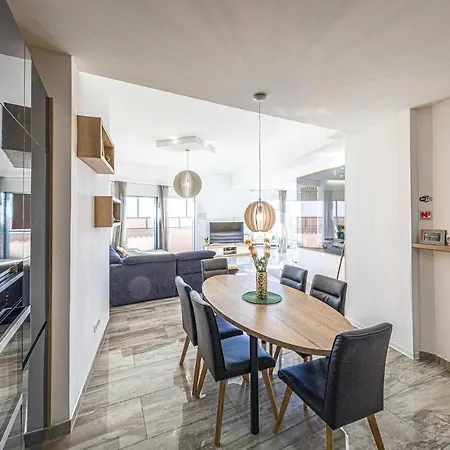 2 Bedroom Lovely In Okrug Gornji טרוגיר