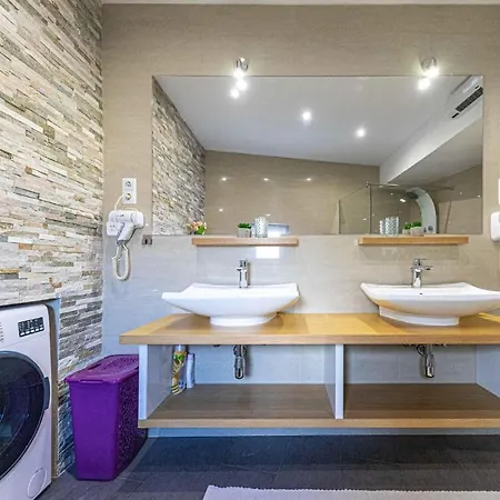 Apartmán Cozy In Okrug Gornji With Wifi