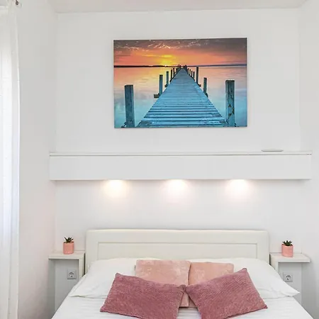 Apartmán Cozy In Okrug Gornji With Wifi Trogir
