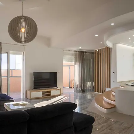 דירה 2 Bedroom Lovely In Okrug Gornji טרוגיר