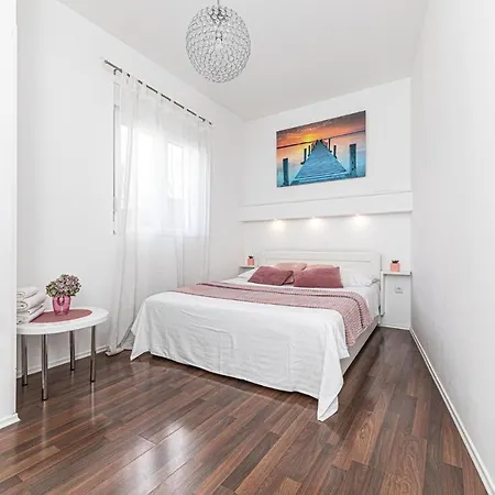 Apartmán Cozy In Okrug Gornji With Wifi Trogir
