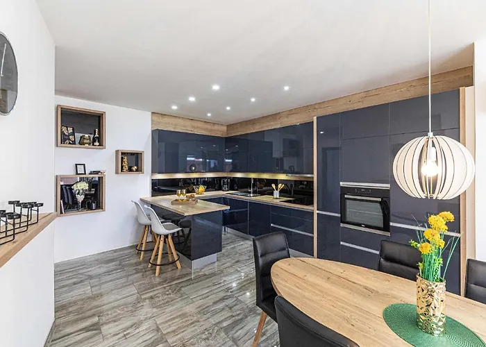2 Bedroom Lovely In Okrug Gornji דירה