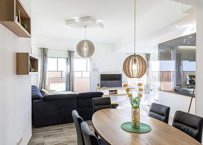 2 Bedroom Lovely In Okrug Gornji דירה