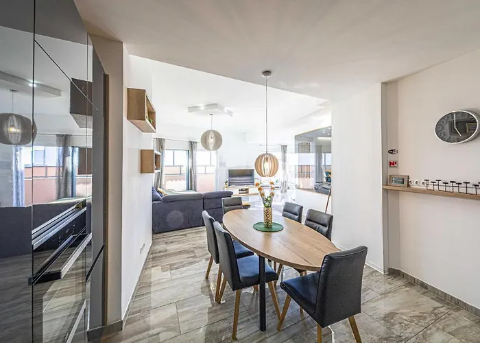 2 Bedroom Lovely In Okrug Gornji טרוגיר