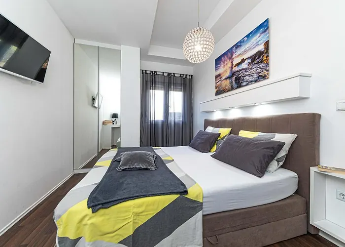 2 Bedroom Lovely In Okrug Gornji * טרוגיר