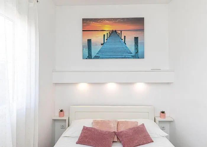 דירה 2 Bedroom Lovely In Okrug Gornji טרוגיר